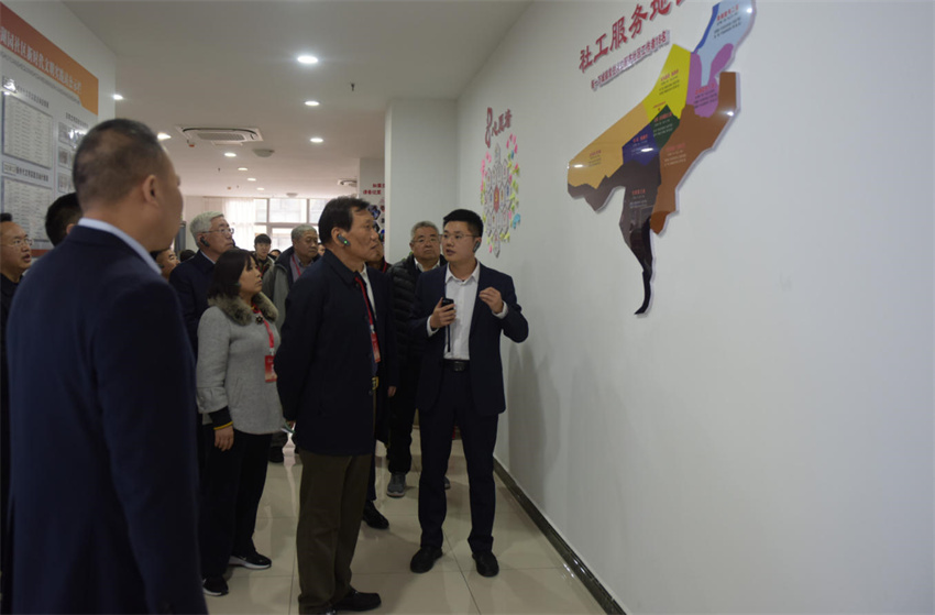 考察巴州区回风街道龙湖园社区。主办方供图