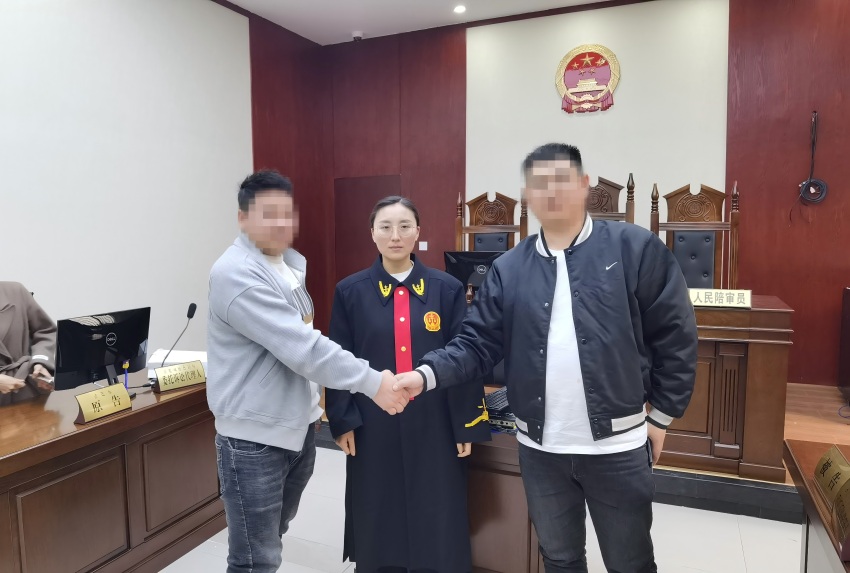 介洛小明當庭促成雙方當事人握手言和。馬邊彝族自治縣人民法院供圖