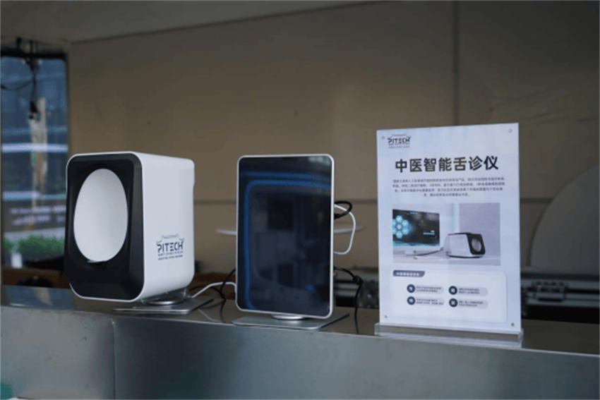 华西医疗机器人。成都市经信局市新经济委供图