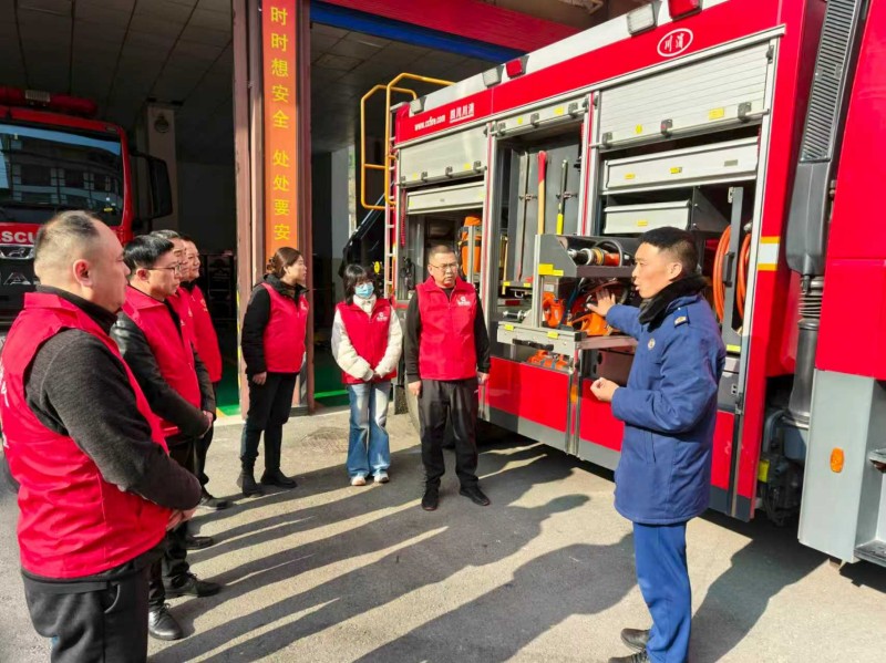 消防人員講解防火技巧。朝天區融媒體中心供圖