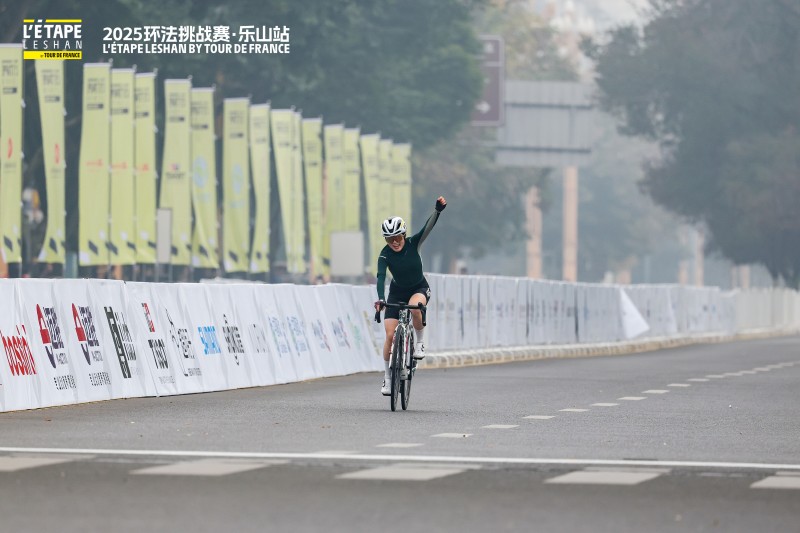 55公裡女子組第一名沖線。主辦方供圖