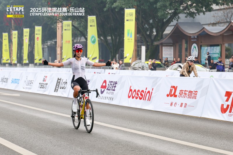 100公裡女子第一名沖線。主辦方供圖