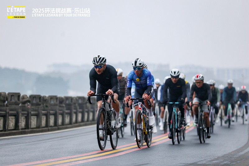 騎行在濱江路上。主辦方供圖