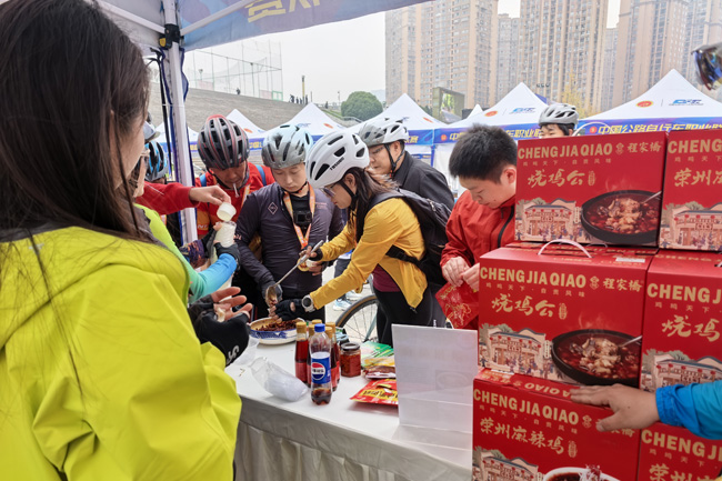 品嘗榮州美食。張倩供圖