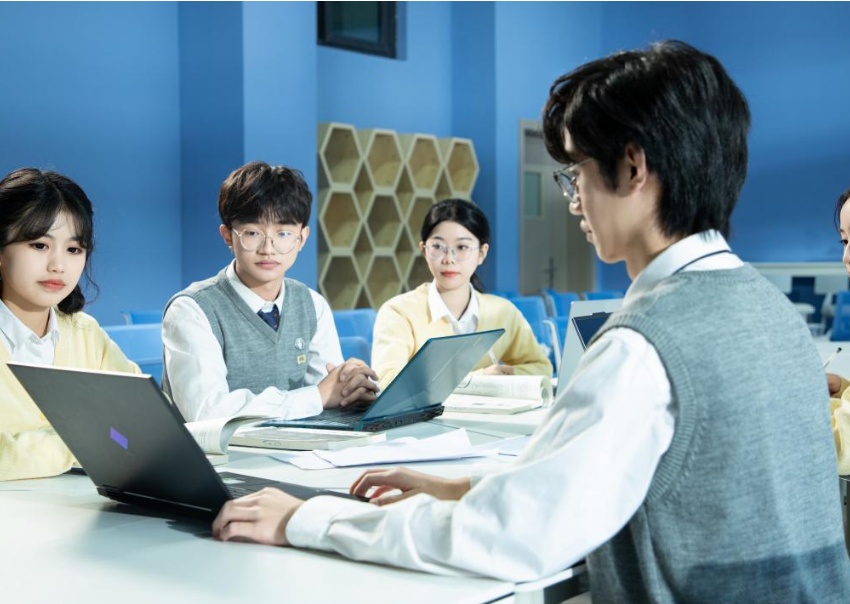 參賽小組成員正在進行討論。成都銀杏酒店管理學院供圖