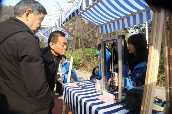 萬源市第三中學科技創新成果展示。馬發海攝