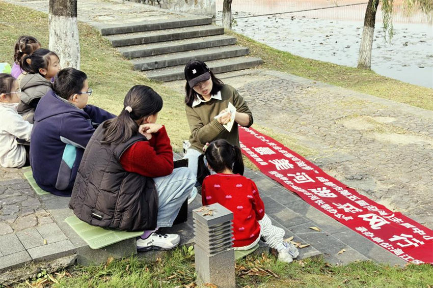 指導老師講解繪畫技巧。彭坤攝