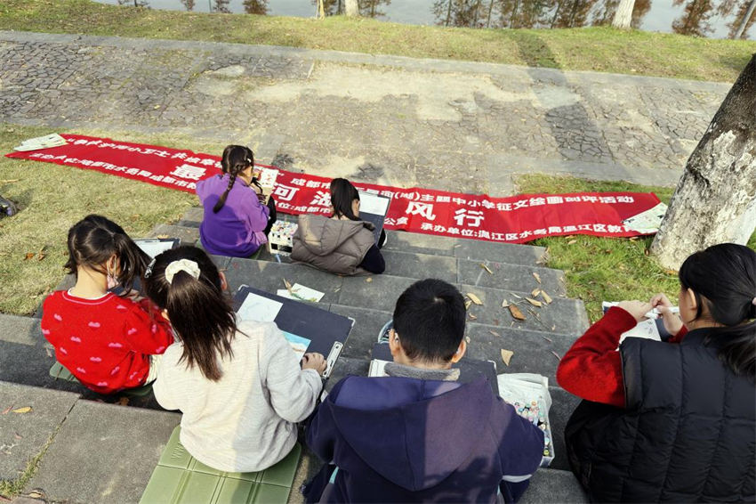 同學們認真繪畫。彭堃攝