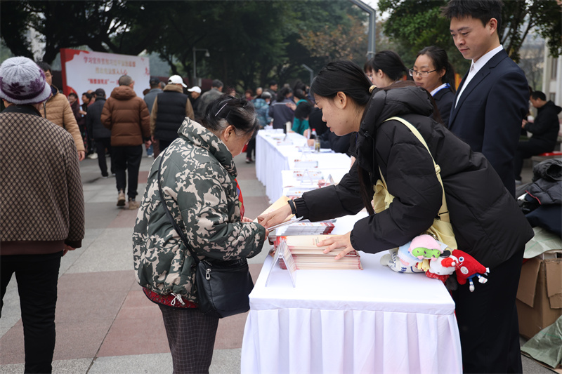 工作人员为市民答疑解惑。翠屏区融媒体中心供图