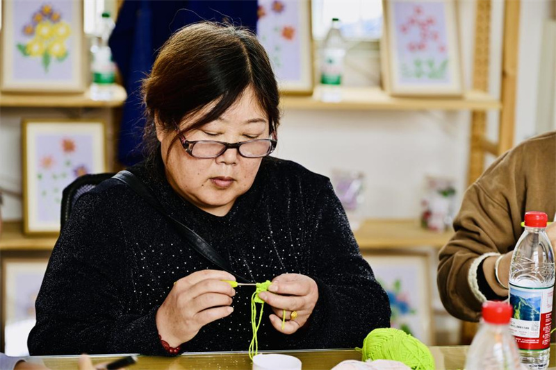 残友正在制作编织作品。孔继红供图