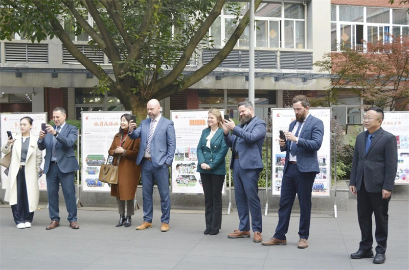 嘉宾参观青羊实验中学。青羊实验中学供图