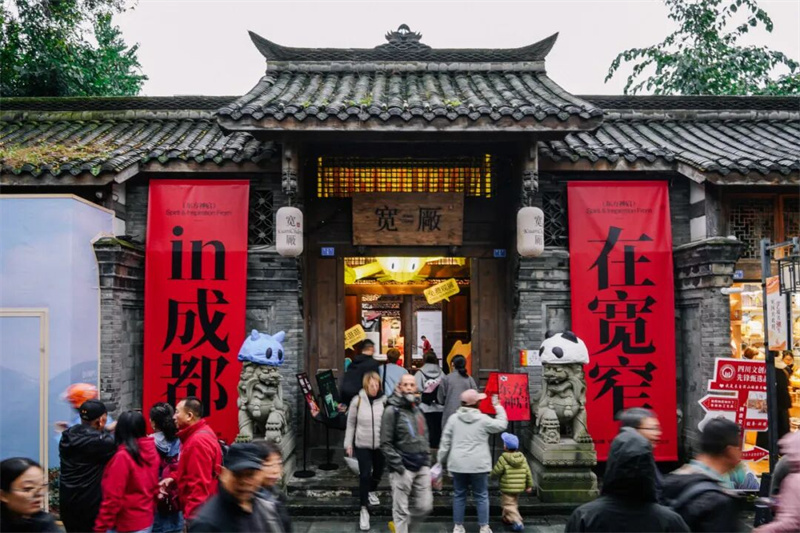 游客在宽窄巷子打卡。陈静供图