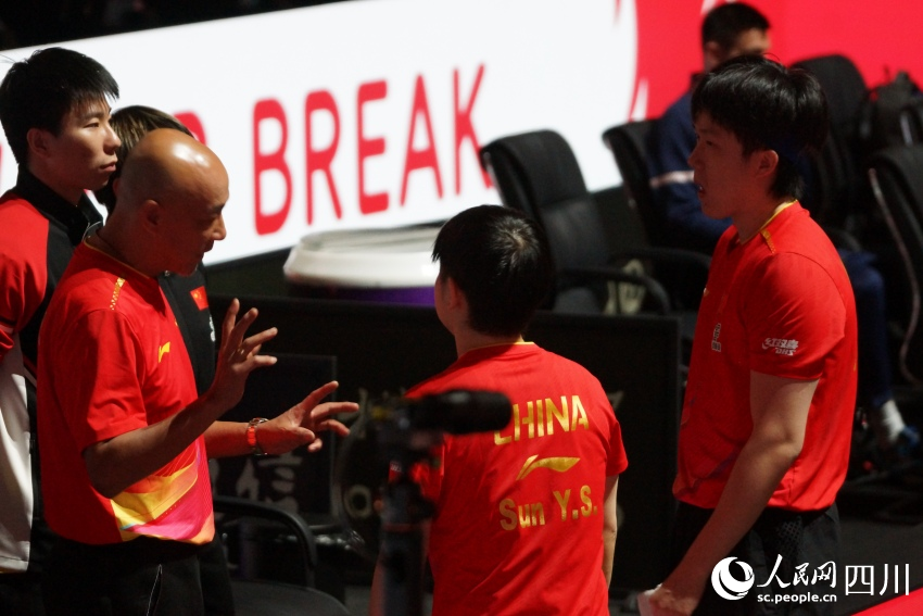 王楚欽和孫穎莎在接受指導。人民網 羅昱攝