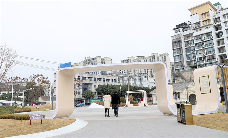 市民到口袋公園玩。綿竹市融媒體中心供圖