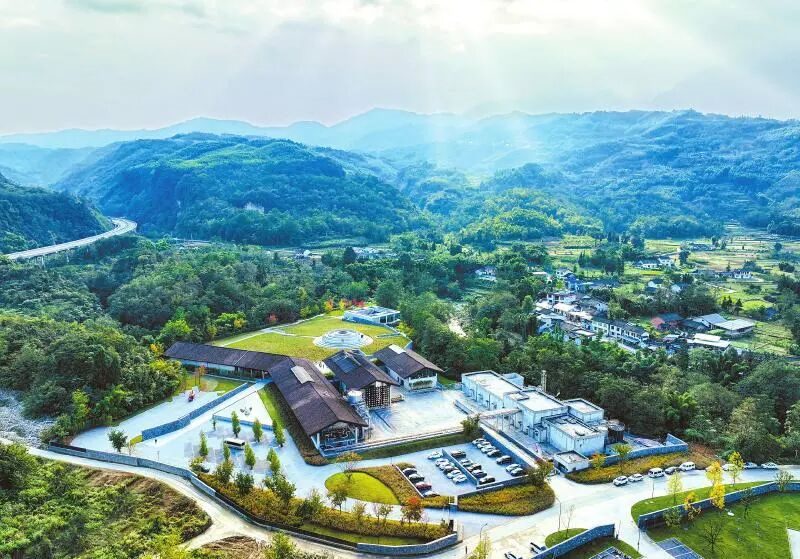 航拍保乐力加集团投建的峨眉山市叠川麦芽威士忌酒厂。峨眉山市融媒体中心供图