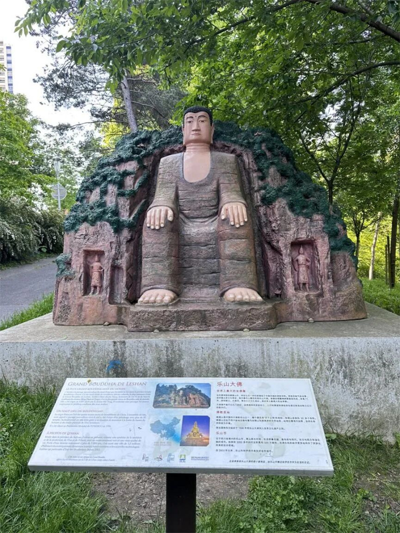 坐落在伊西莱莫利诺市罗丹公园内的乐山大佛微缩塑像。乐山市融媒体中心供图