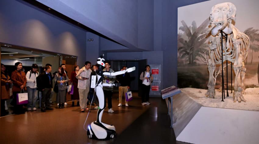 具身智能机器人“小芯”为游客讲解。成都自然博物馆供图
