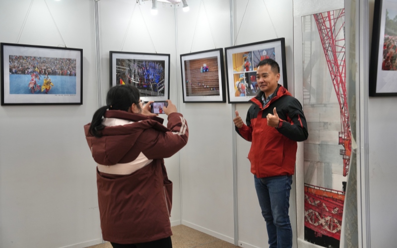 市民在展前打卡留念。四川省总工会供图