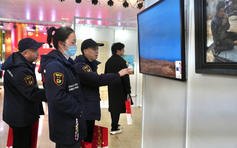 市民前来观展。四川省总工会供图
