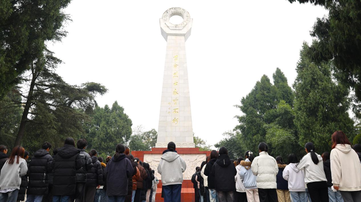 缅怀仪式。自贡市烈保中心供图