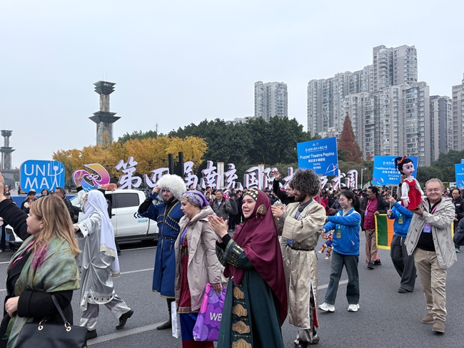 第四屆南充國際木偶藝術周街頭行進式表演。趙璐琪供圖