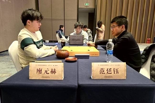 范廷鈺(右)與廖元赫在比賽中。人民網記者 胡雪蓉攝