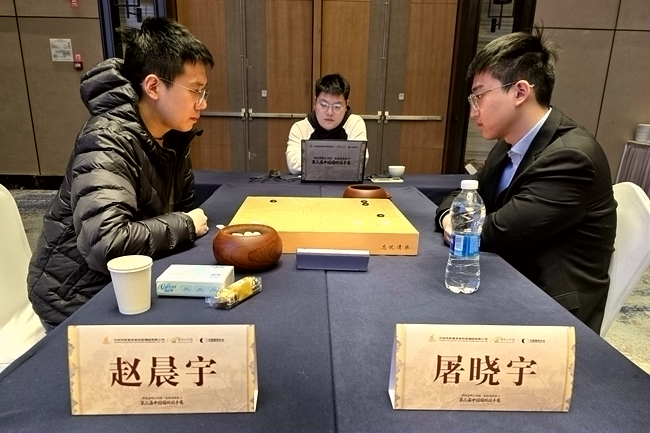 屠曉宇(右)對陣趙晨宇。人民網記者 胡雪蓉攝