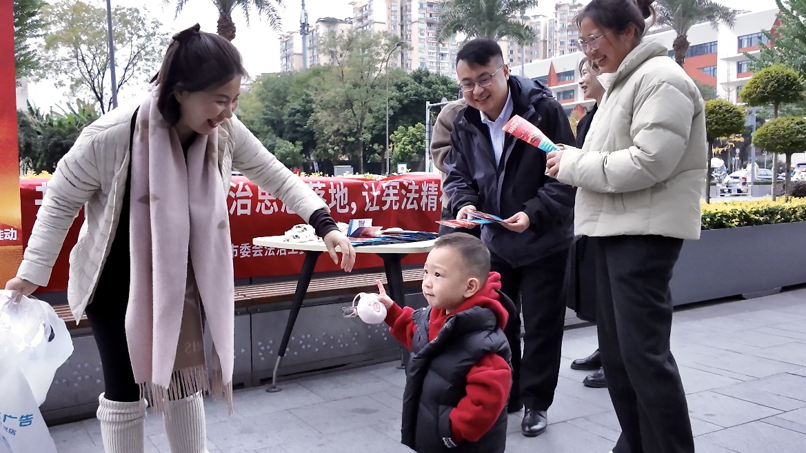 普法團隊向群眾發放普法宣傳單。成都市建筑業協會供圖