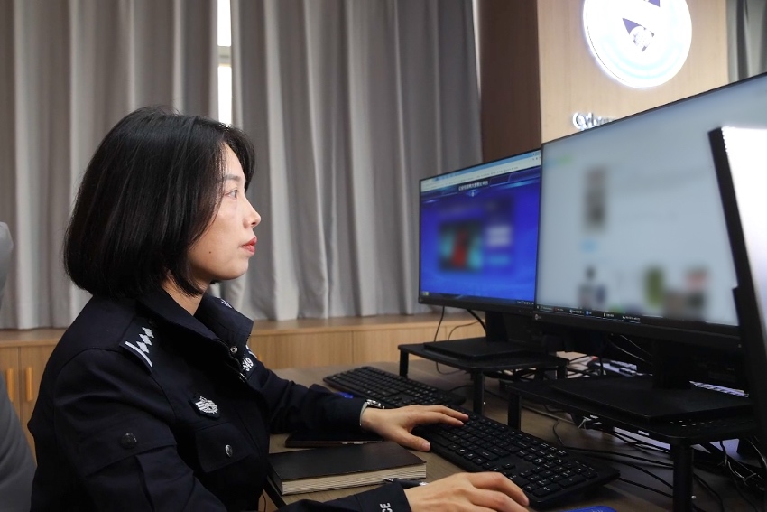 唐娟在电脑前工作。岳池县公安局供图