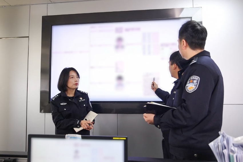 唐娟和同事们分析案件。岳池公安局供图