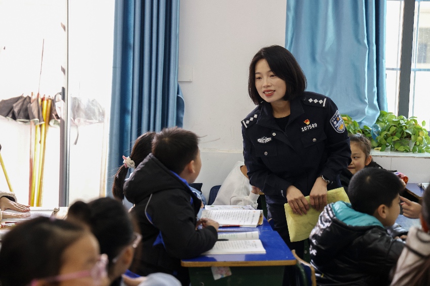 唐娟在学校给孩子们宣讲网络安全。岳池县公安局供图