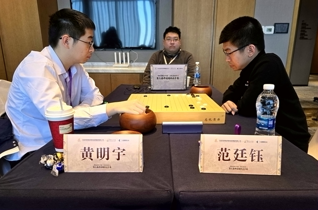 范廷鈺(右)對陣黃明宇。人民網記者 胡雪蓉攝