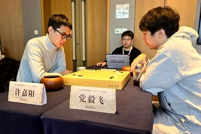 許嘉陽(左)與黨毅飛在比賽中。人民網記者 胡雪蓉攝