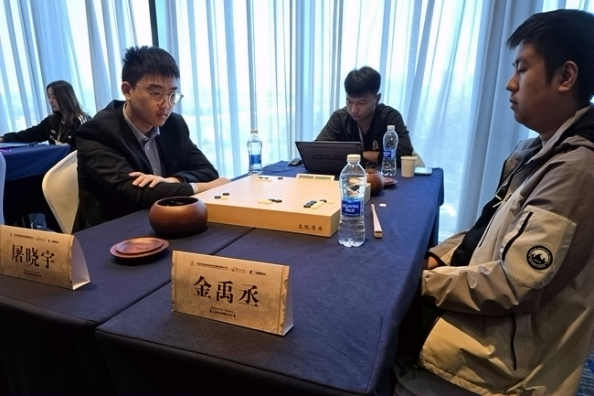 屠曉宇(左)與金禹丞在比賽中。人民網記者 胡雪蓉攝