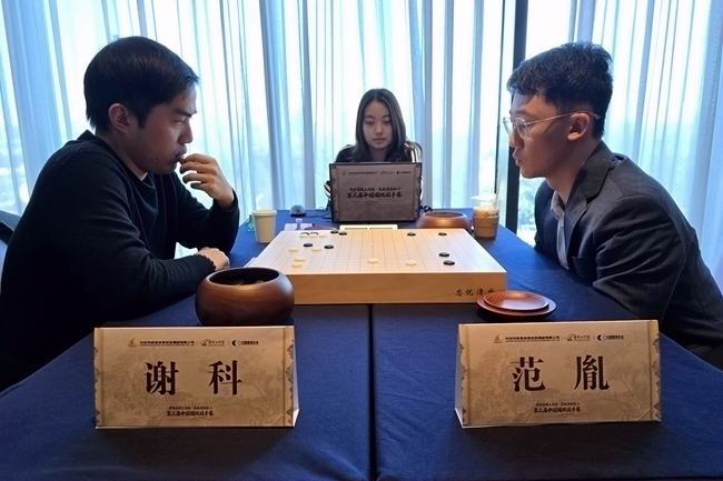 謝科(左)對陣范胤。人民網記者 胡雪蓉攝