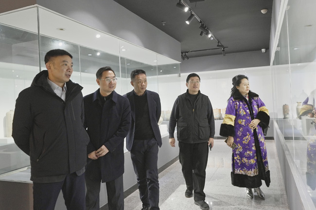 参观荣县土陶创意园。徐振宇供图