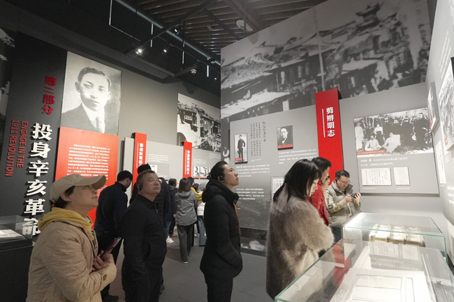 参观吴玉章陈列展。徐振宇供图