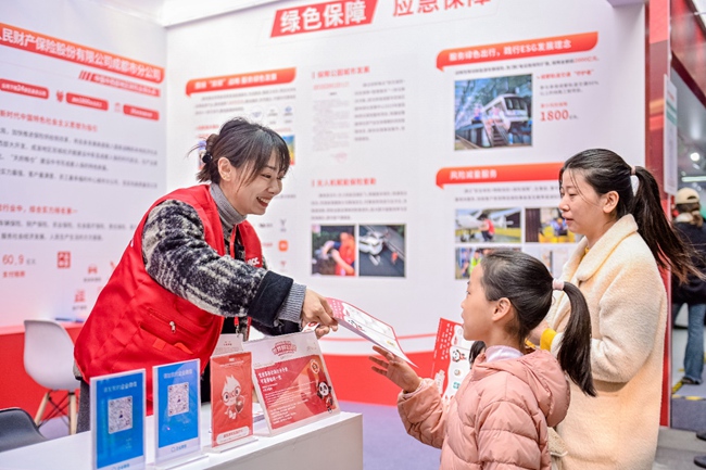 人保工作人员为游客提供咨询服务。企业供图