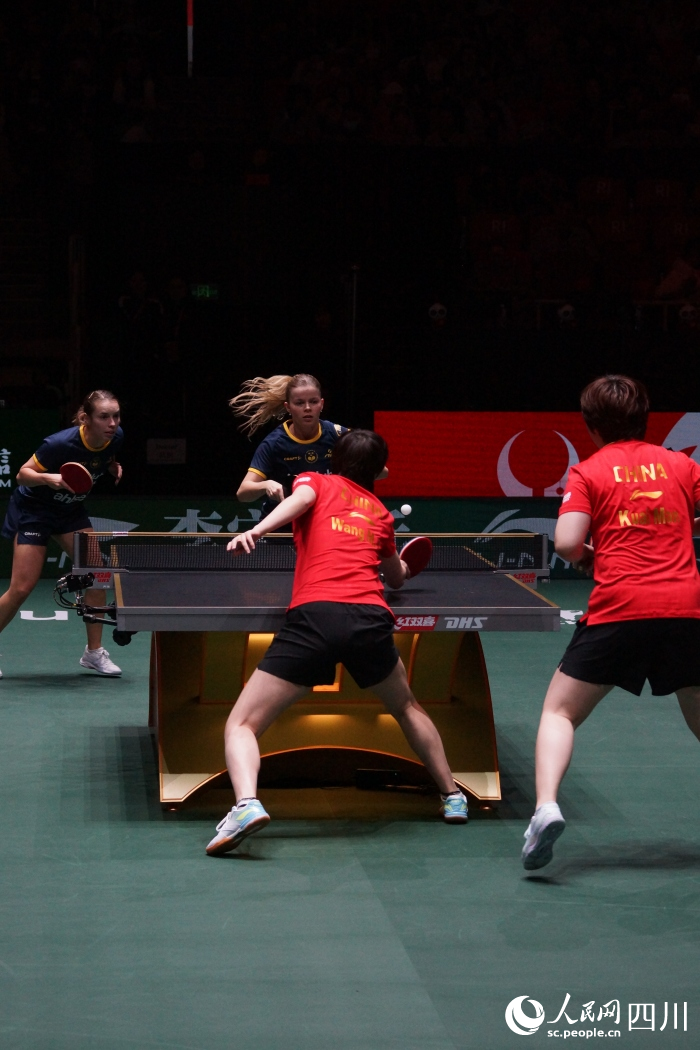 蒯曼和王曼昱搭档女双。人民网 罗昱摄