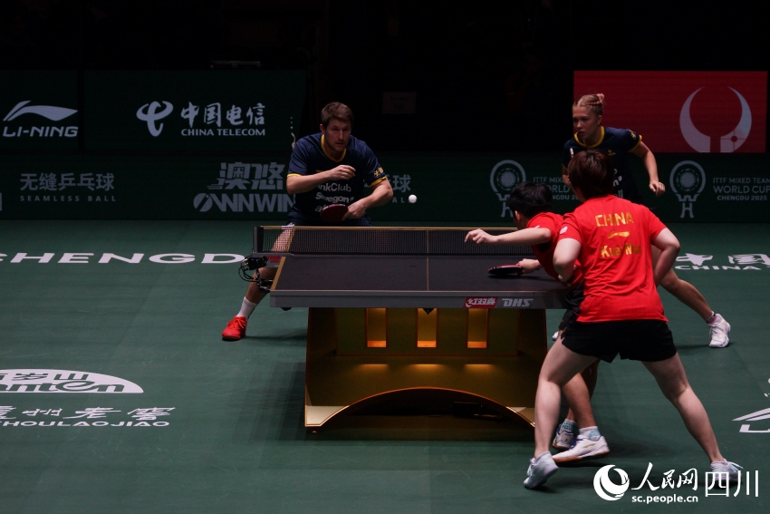 林诗栋和蒯曼出“头阵”。人民网 罗昱摄