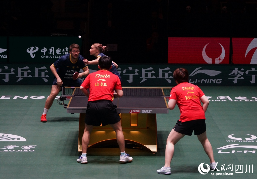 林诗栋和蒯曼搭档混双3比0击败对手。人民网 罗昱摄