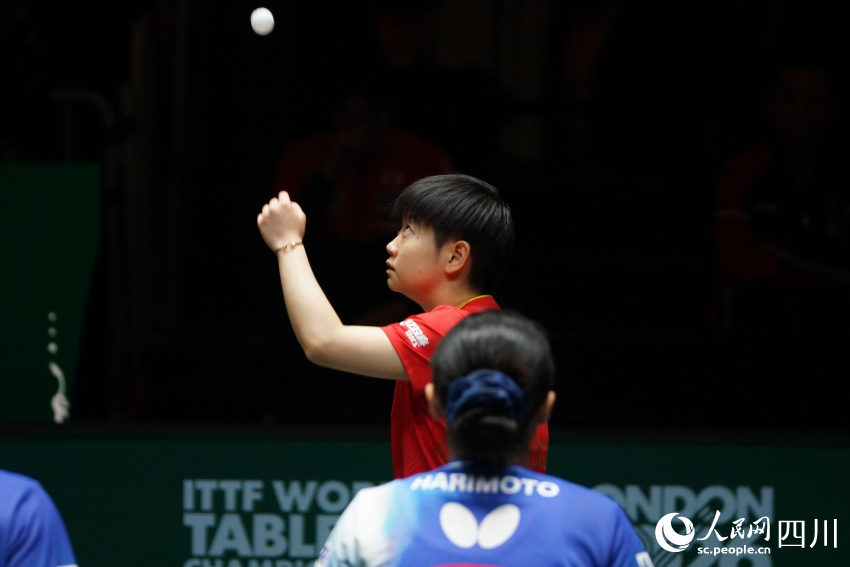 孙颖莎在上午的比赛中。人民网 罗昱摄