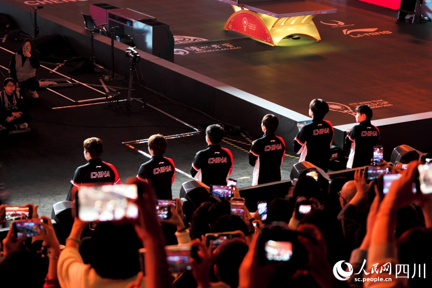 中国队出场。人民网 罗昱摄