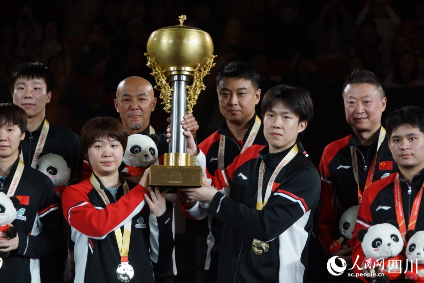 中國隊舉起冠軍獎杯。人民網 羅昱攝