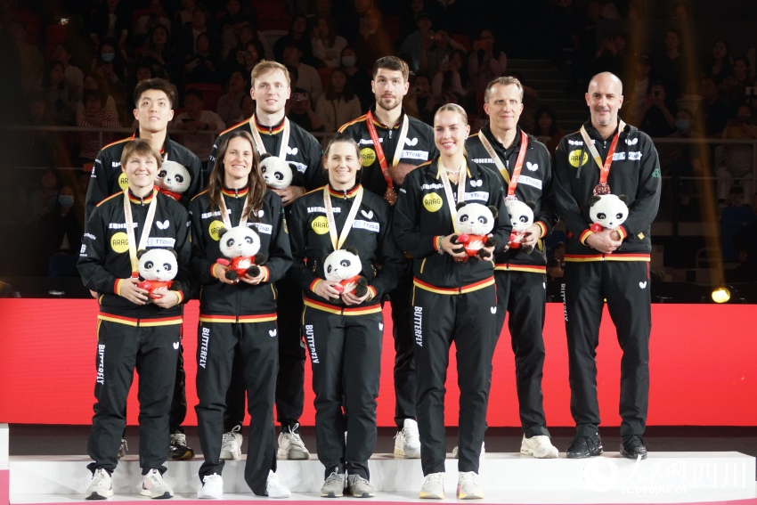 获得季军的德国队。人民网 罗昱摄