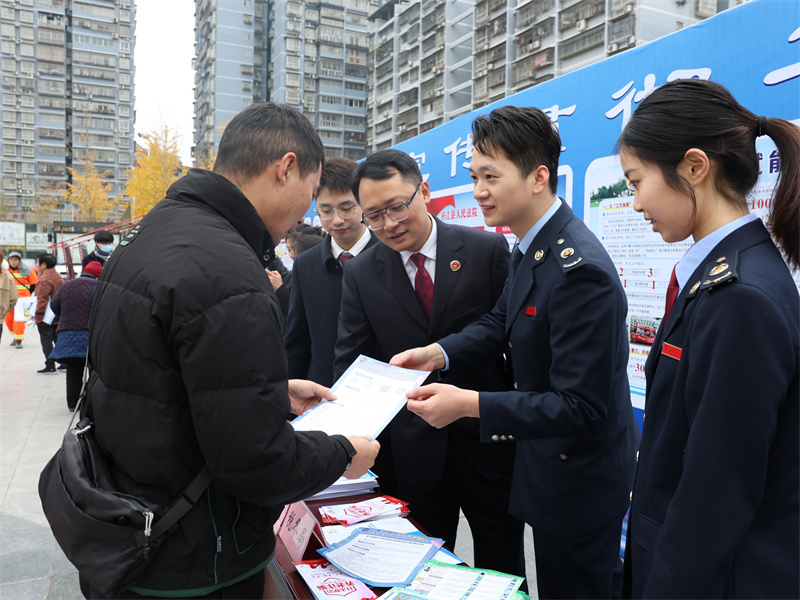 市民到咨詢台了解房產稅相關內容。達州市稅務局供圖