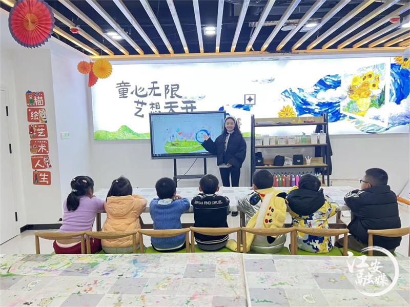 孩子们正在上绘本阅读课。江安县融媒体中心供图