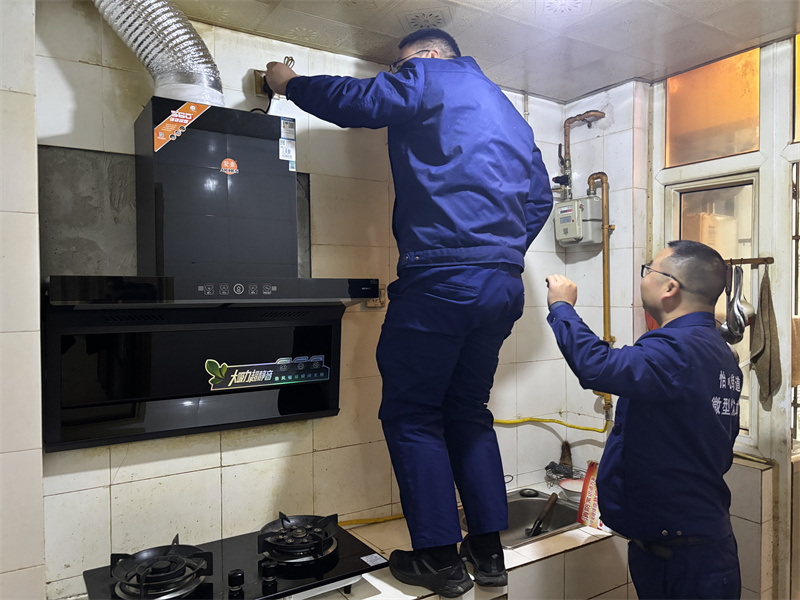 志愿服务队为市民清扫厨房。主办方供图