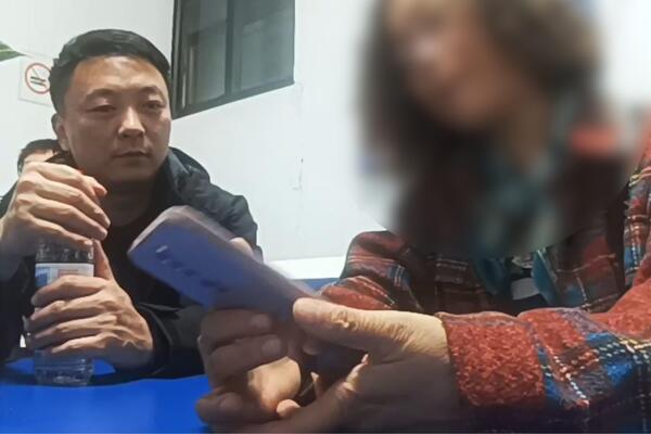 民警正在展开劝阻工作。新都公安供图