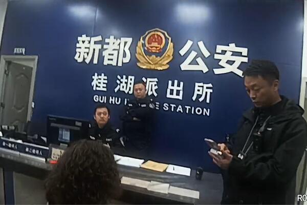 民警将蒋女士带回所上开展劝阻工作。新都公安供图